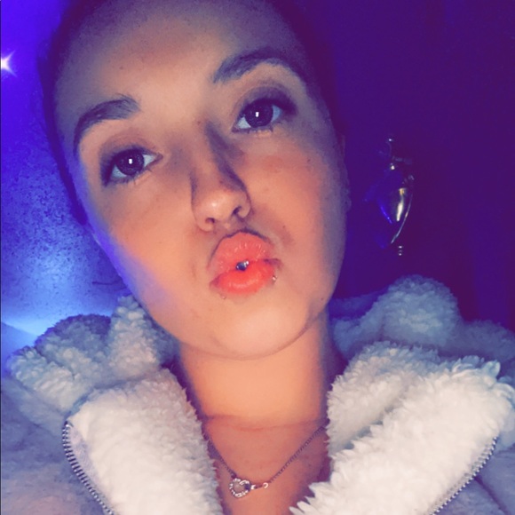 Profile Picture of Hannah Ebbinghouse (@hannahranell2) on Poshmark