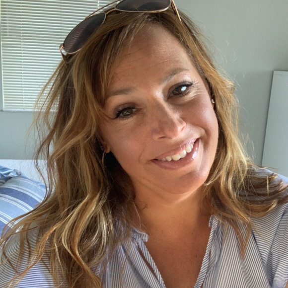 Profile Picture of Carrie Sekach (@csekach) on Poshmark