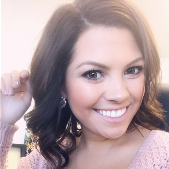 Profile Picture of Alexa Bowen (@lexibowen07) on Poshmark