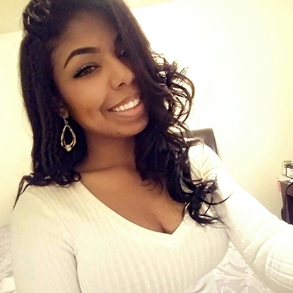 Arinn J - Poshmark Profile Picture of Arinn J (@arinnj) on Poshmark