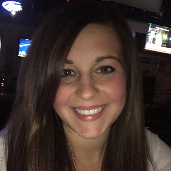 Profile Picture of Andrea Bates (@jgrimmett08) on Poshmark