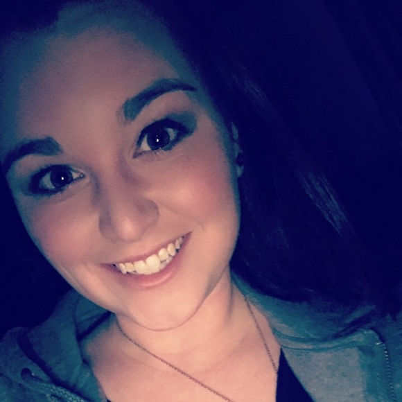 Profile Picture of Ariel Parsons (@arielprsns) on Poshmark