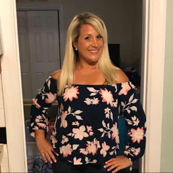 Profile Picture of Carrie Brueckman (@clynn424) on Poshmark