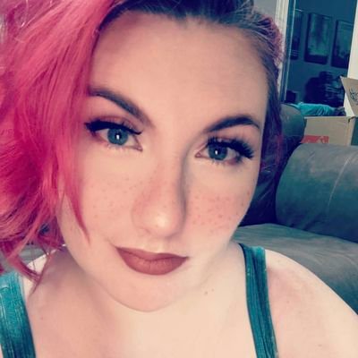 Profile Picture of Stephanie Elder (@Neon_Serger) on Twitter