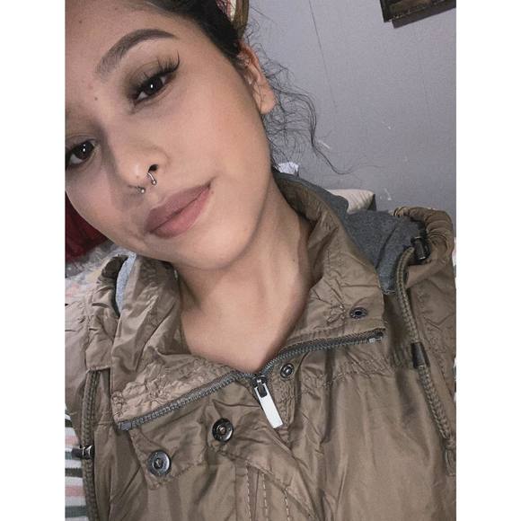 Reyna Anabel - Poshmark Profile Picture of Reyna Anabel (@reynaanabel) on Poshmark