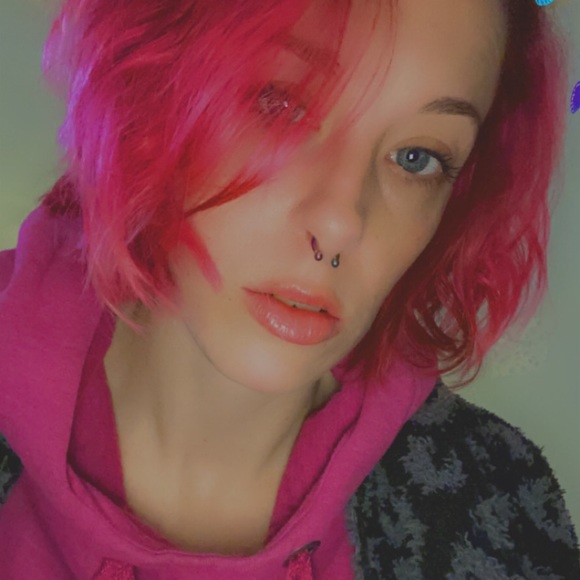 Profile Picture of Stephanie Schoenwalder (@schoenwalders) on Poshmark