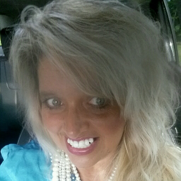 Profile Picture of Lisa Ball (@lisarenea15) on Poshmark