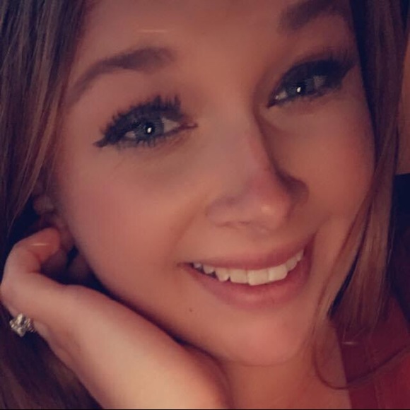 Profile Picture of Isabelle Cunningham (@ibussell9898) on Poshmark