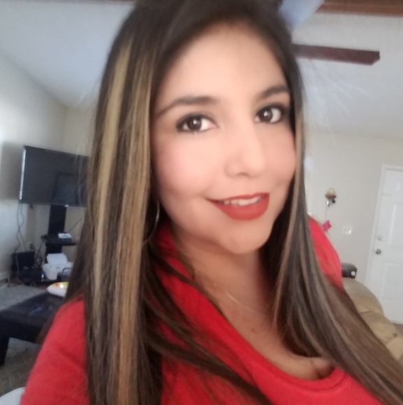 Profile Picture of Viviana Cañon (@vivianas_8) on Poshmark