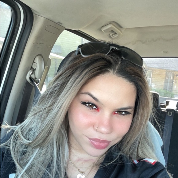 Profile Picture of Giselle Baldwin (@gisellebaldwin) on Poshmark