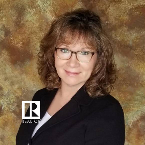 Profile Picture of Lori Mackey (@lorimackey955) on Poshmark