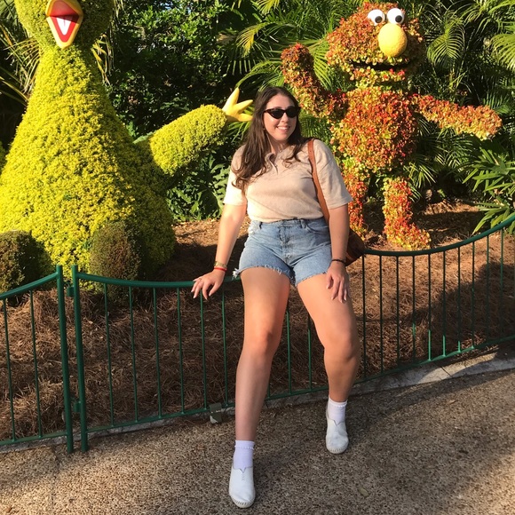 Profile Picture of Lisa Ruderman (@lisapatty) on Poshmark