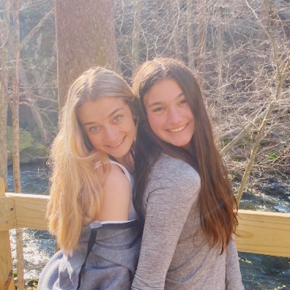 Profile Picture of Lauryn Raisch (@laurynraisch) on Poshmark