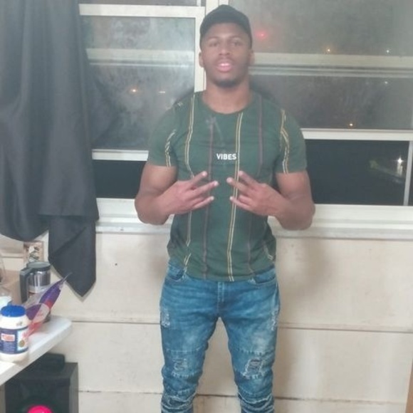 Profile Picture of Aaron Holley (@aaronholley394) on Poshmark