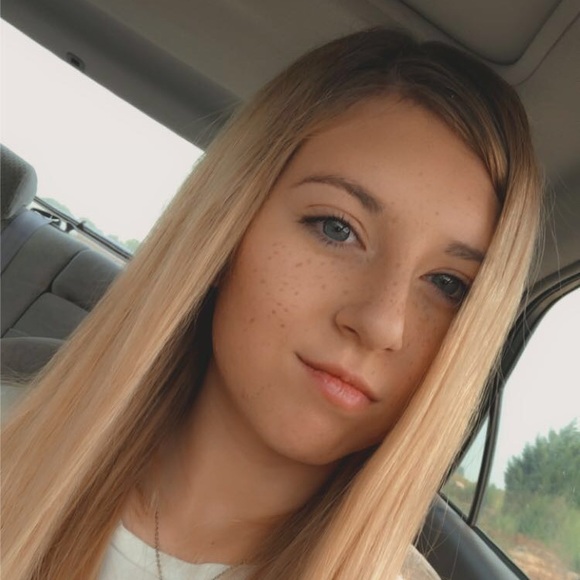 Profile Picture of Kennedy Adams (@kennedyadams421) on Poshmark