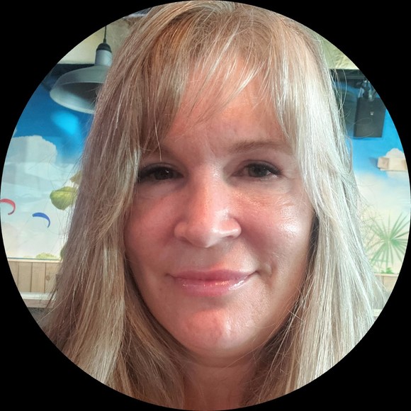 Profile Picture of Robynne Quinn (@robynnepivq) on Poshmark