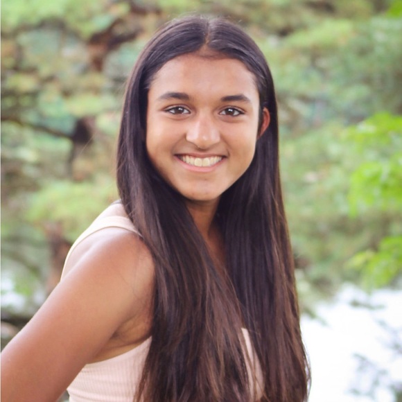 Profile Picture of Leela Rustgi (@leelarustgi) on Poshmark