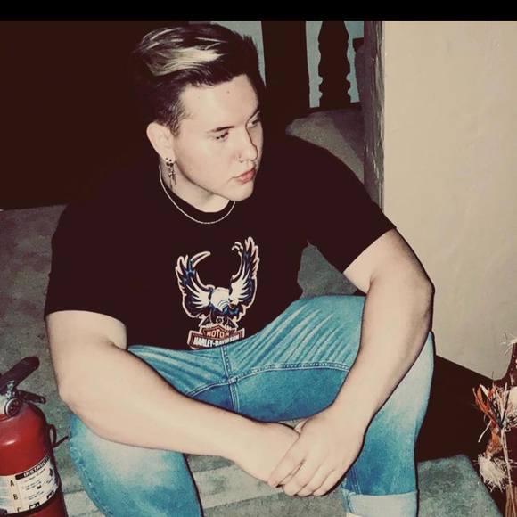 Profile Picture of Tysen Binius (@tysenb38) on Poshmark