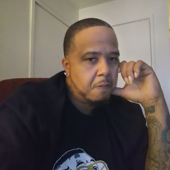 Profile Picture of Shawn Shields (@bigboi4800) on Poshmark