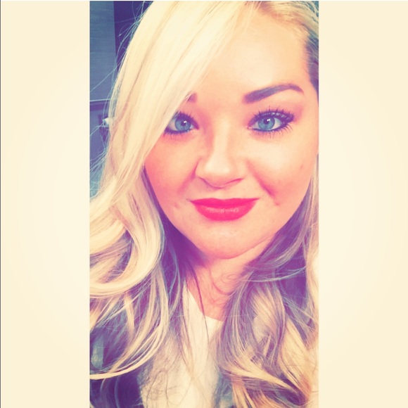 Profile Picture of Ashlee Barnaby (@thejunglsgreat) on Poshmark