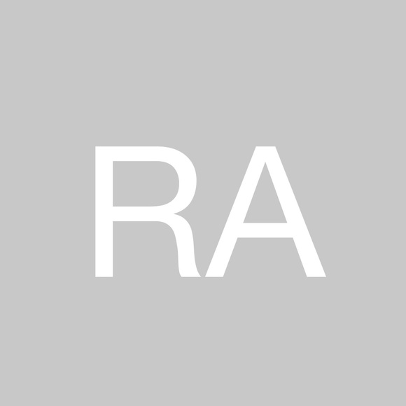 Profile Picture of Robina Azizi (@robinaazizi) on Poshmark