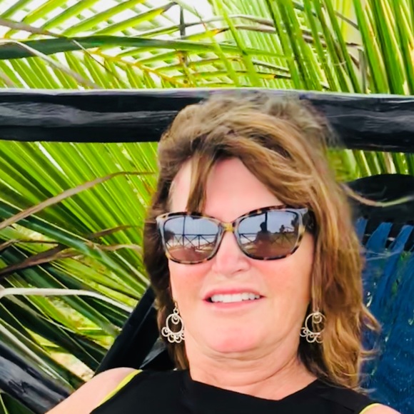 Profile Picture of Nell Forlenza (@fornell) on Poshmark