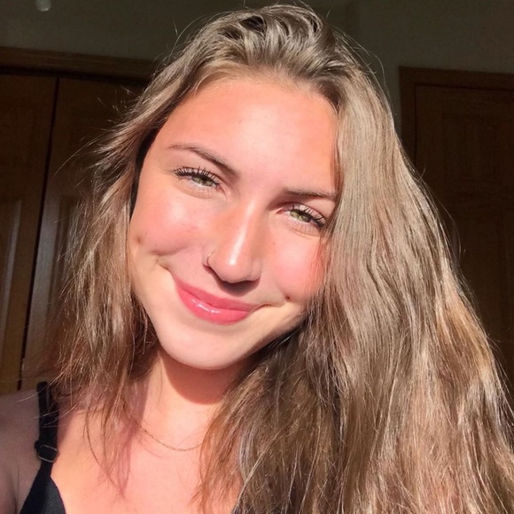 Profile Picture of Stephanie Segner (@stephaniesegner) on Poshmark