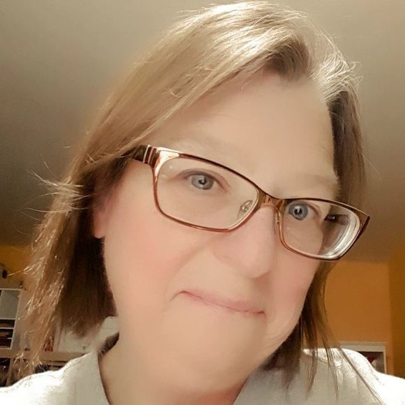 Profile Picture of Susan Follansbee (@sue0530) on Poshmark