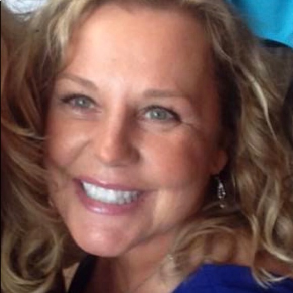 Profile Picture of Karen Crosta (@karencrosta) on Poshmark