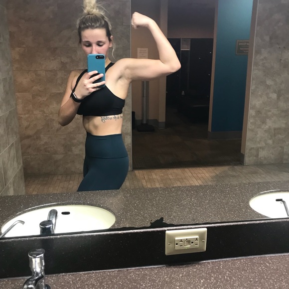 Profile Picture of Hallie Mosakowski (@ohyeahhallie) on Poshmark