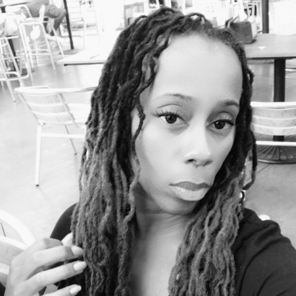 Nikki Holmes - Poshmark Profile Picture of Nikki Holmes (@nikkiholmes276) on Poshmark