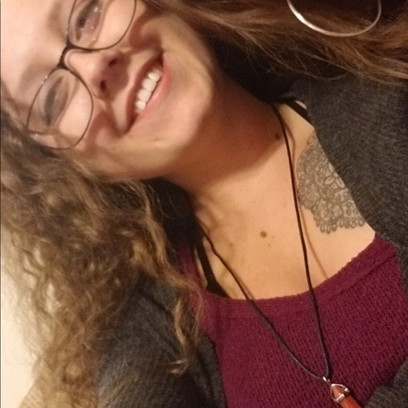 Profile Picture of Shelby Kinsman (@shelbykinsman) on Poshmark