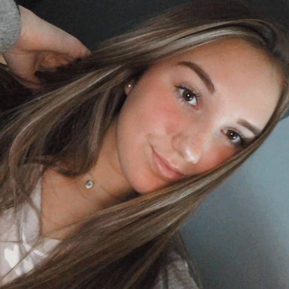 Profile Picture of Bailey Witwer (@20bailey20) on Poshmark