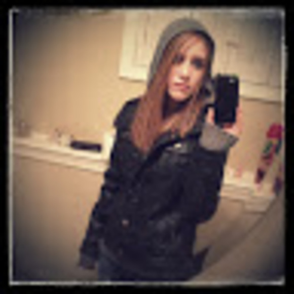 Profile Picture of Nikki Sharp (@nikki_sharp) on Poshmark