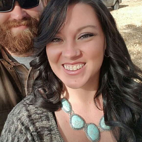 Profile Picture of Danielle Llewellyn (@dnl9637) on Poshmark