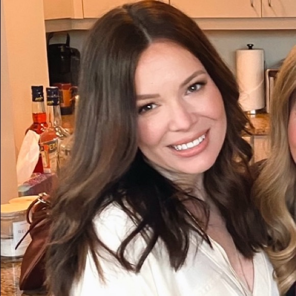 Profile Picture of Ashley Abeel (@ashleyabeel) on Poshmark