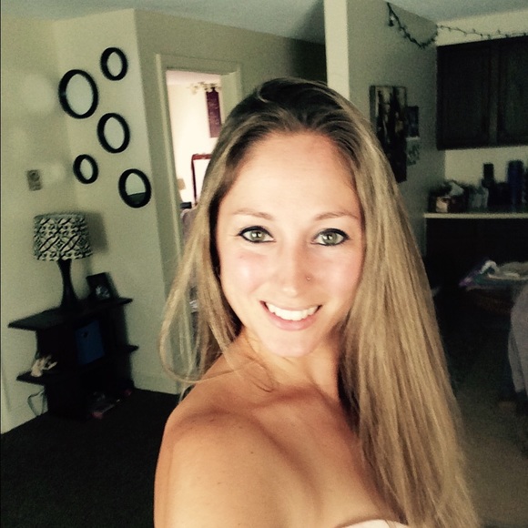 Profile Picture of Ashley Fenderson (@ashleyf1985) on Poshmark