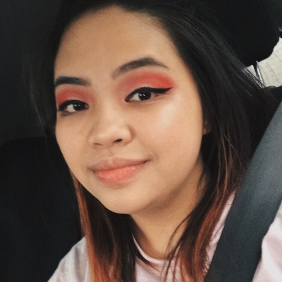 Profile Picture of Victoria Lizama (@hiyaitsvic) on Poshmark