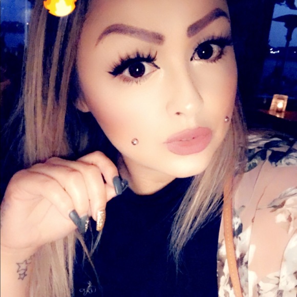 Profile Picture of Ashlee Albert (@ashleelaree87) on Poshmark
