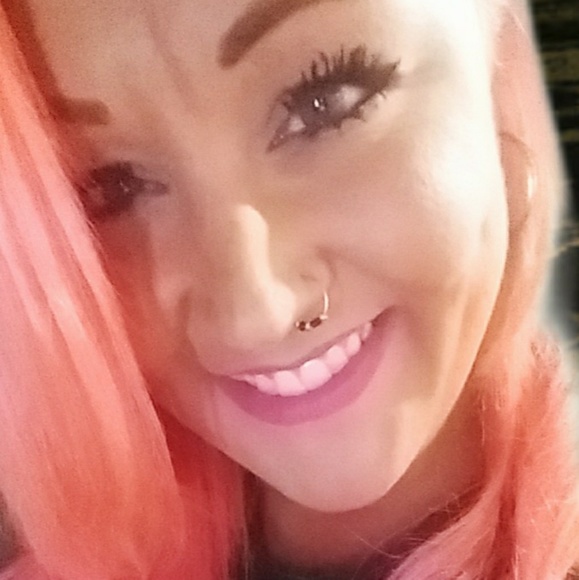 Profile Picture of Roxane Hoosack (@roxyhoosack) on Poshmark