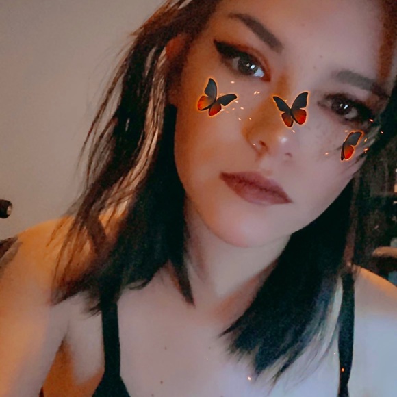 Profile Picture of Kelsey Adam (@leorabatgirl) on Poshmark