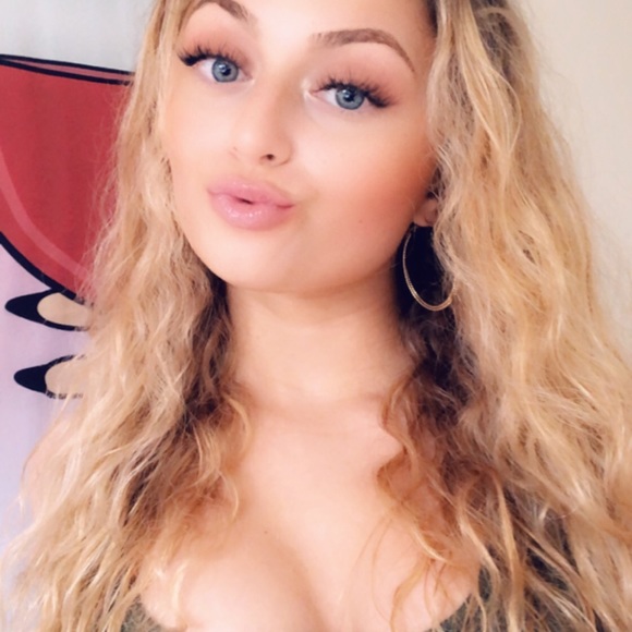 Profile Picture of Haley Benjamin (@hlb2yg) on Poshmark