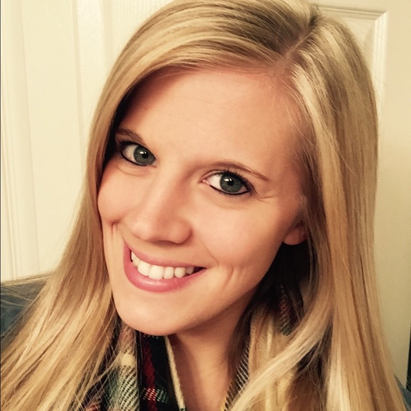 Profile Picture of Danielle Kirchstein (@dkirchstein) on Poshmark