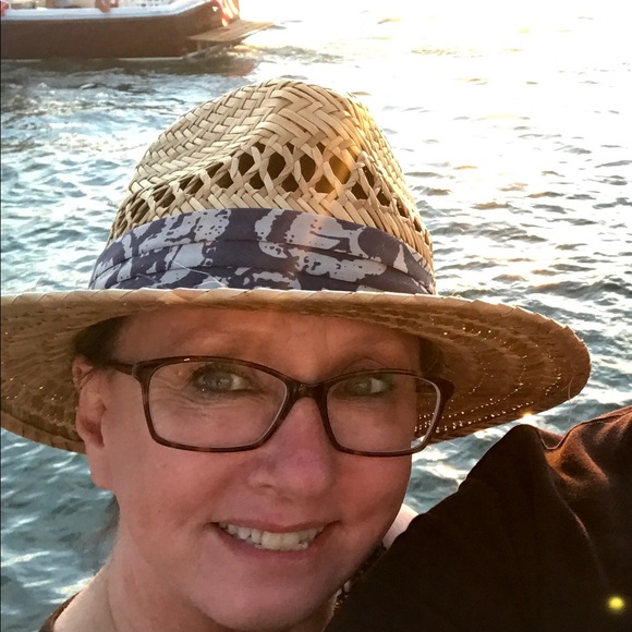 Profile Picture of Kathy Jordan (@goldens2luv) on Poshmark