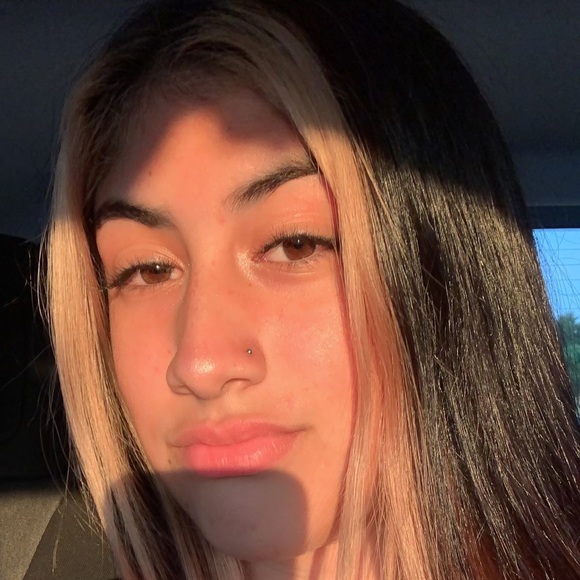 Profile Picture of Ashlynn Perry (@ashlynnperryy) on Poshmark