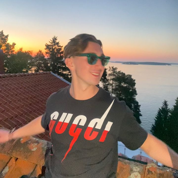Profile Picture of   LoOk uNdeR tHe pLuS iF yOu... (@haraldbyden) on Tiktok