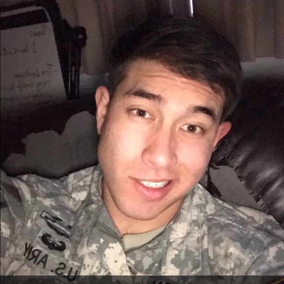 Profile Picture of Robert Anderson (@pandaders) on Poshmark