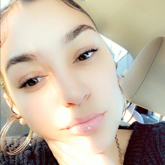 Profile Picture of Gianina Scales (@gscales93) on Poshmark