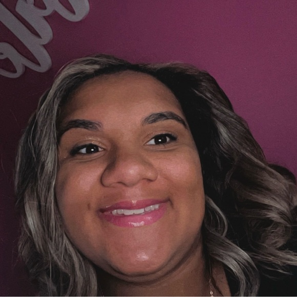 Profile Picture of Danielle Heafner (@danielleheafner) on Poshmark