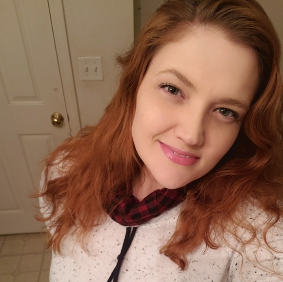 Profile Picture of Elizabeth Root (@emmowyn) on Poshmark